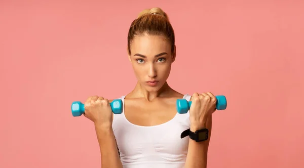 Mulher motivada se exercitando com halteres em fundo rosa, Panorama — Fotografia de Stock