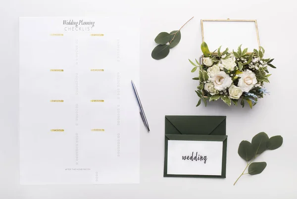 Seznam svatebních plánů s pohlednicemi na bílém pozadí — Stock fotografie