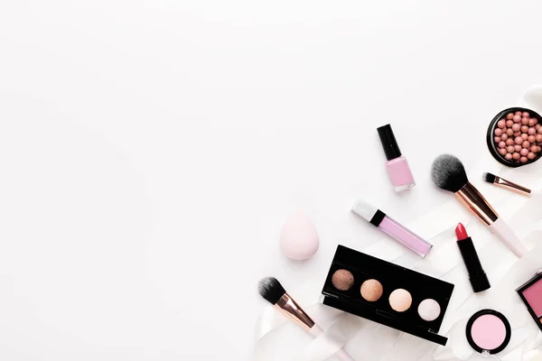Conjunto de cosméticos modernos decorativos que fazem quadro para anúncio — Fotografia de Stock