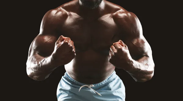 Сексуальне м'язове тіло африканського чоловіка культуриста — стокове фото