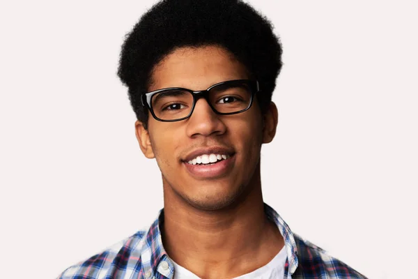 Šťastný student nosí brýle, lehký podklad — Stock fotografie