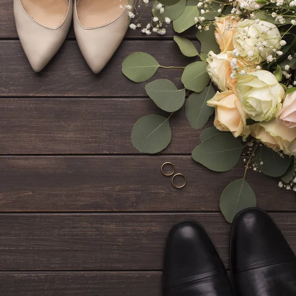 Sposa scarpe da sposo e matrimonio piccolo mazzo di rose — Foto Stock