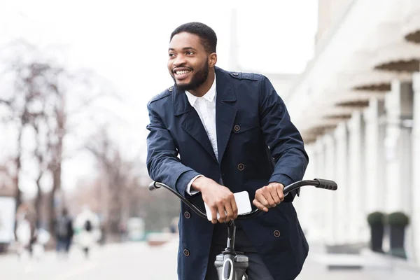 Africano americano em terno andando de bicicleta para o trabalho — Fotografia de Stock