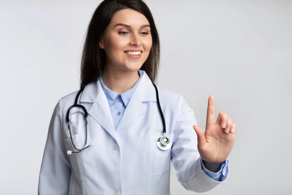 Doctor presionando botón invisible en pantalla táctil sobre fondo blanco —  Fotos de Stock