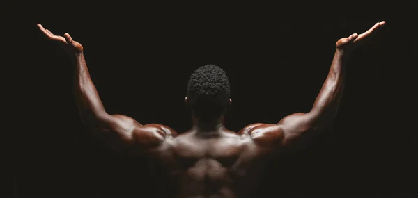 Rückansicht eines afrikanischen Bodybuilders, der die Handflächen in die Höhe reckt — Stockfoto