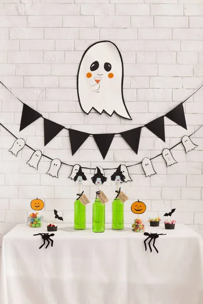 Creative Halloween koncept med söta spöke ovanför bordet — Stockfoto