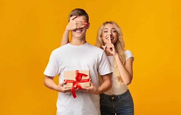 Sorpresa. Chica cubriendo sus ojos novios y mostrando señal de silencio — Foto de Stock