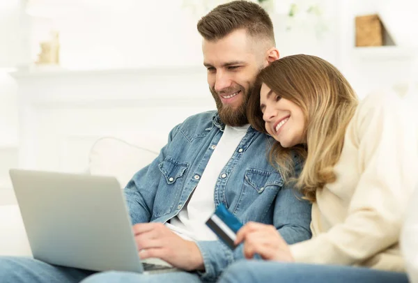 Mudah dibeli. Pasangan muda belanja online di laptop — Stok Foto