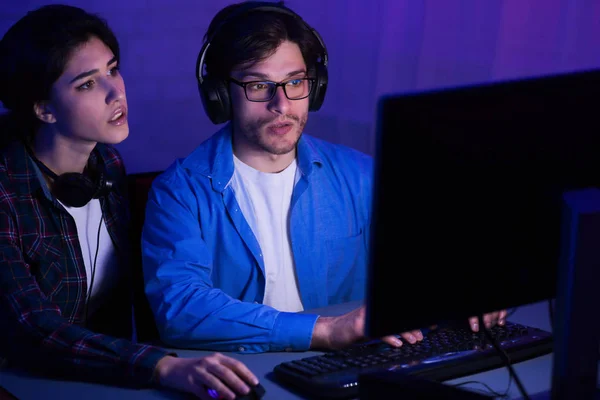 Casal de jogadores jogando videogame online — Fotografia de Stock