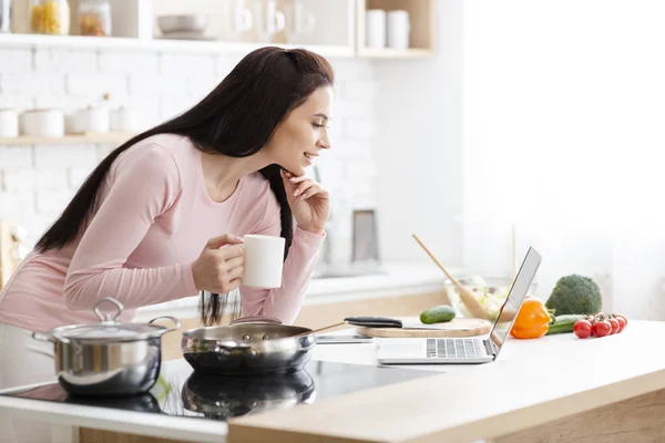 Millennial Business vrouw werkt op een laptop in de keuken — Stockfoto