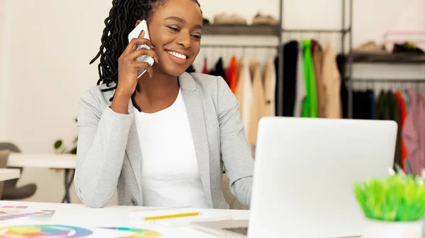 African American Girl praten door mobiele telefoon in mode kledingwinkel — Stockfoto