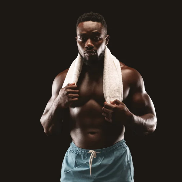 Portret van jonge Afrikaanse atletische kerel na gym — Stockfoto