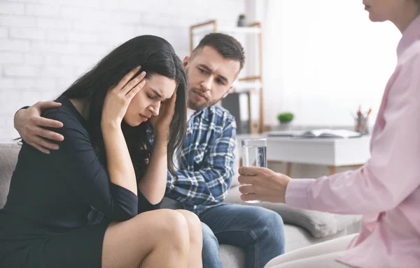 Mujer con cefalea aguda en consulta psicológica — Foto de Stock