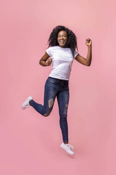 Smiling afro girl making fitness in the air — Stock Photo, Image