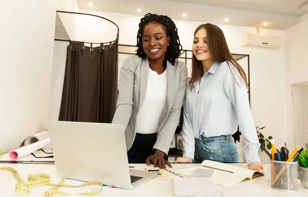 Fashion Designers Working On Laptop Creating Collection In Atelier — Stock Photo, Image