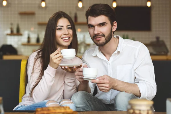Щаслива біла пара сидить у кафе і п'є каву — стокове фото