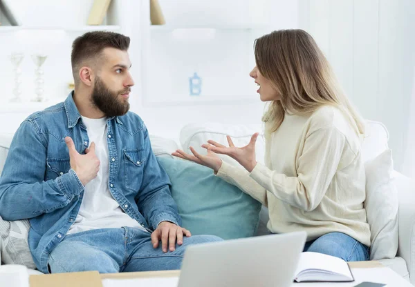 Young couple arguing about domestic bills at home — Stock Photo, Image