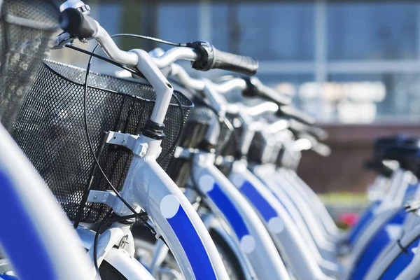 Biciclette blu simili per la condivisione parcheggiata all'aperto — Foto Stock