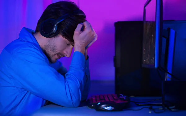 Control de pérdidas. Gamer molesto en auriculares expresando decepción —  Fotos de Stock