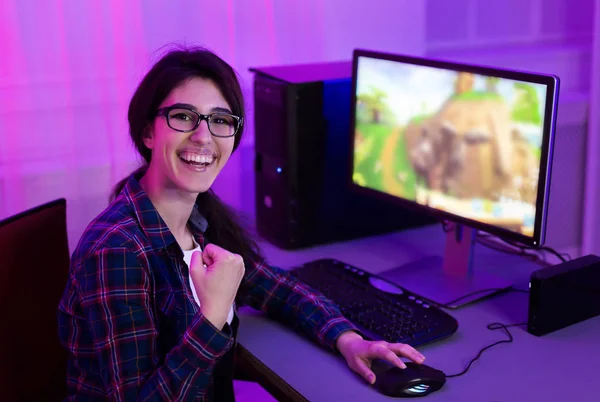 Retrato de feliz pro gamer menina olhando para a câmera — Fotografia de Stock