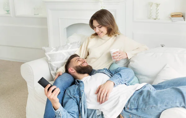 Casal amoroso desfrutando fim de semana, falando e assistindo tv — Fotografia de Stock