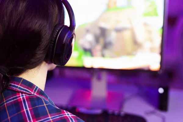 Menina gamer ou streamer jogar jogos no computador — Fotografia de Stock