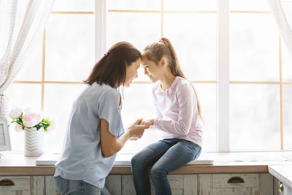 Mor och dotter tittar på varandra och röra pannor — Stockfoto