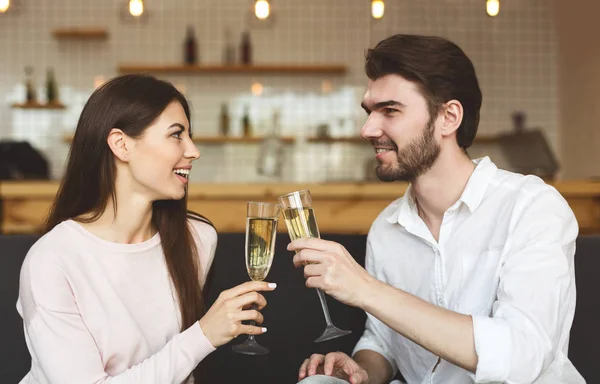 Jovem casal feliz parabenizando uns aos outros com aniversário — Fotografia de Stock