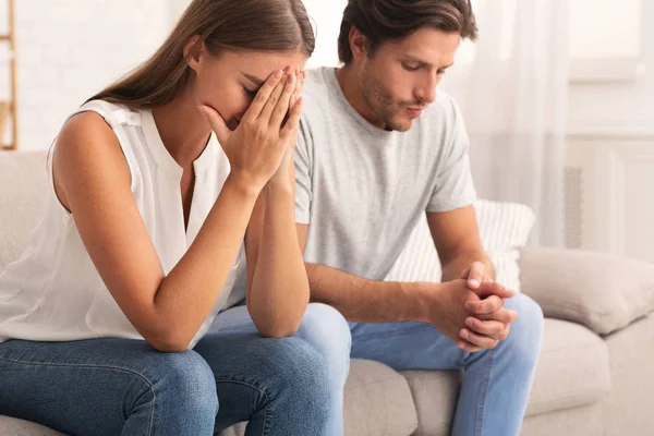 Deprimerad par sitter tillsammans efter bryta upp konversation inomhus — Stockfoto