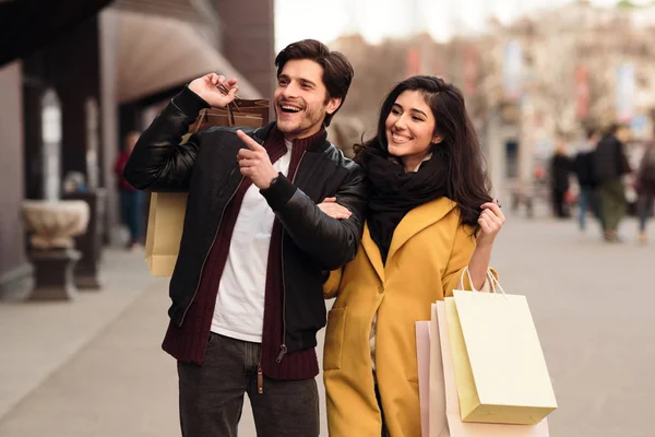 Wow-Verkäufe. Mann zeigt auf Schaufenster, einkaufen mit Frau — Stockfoto