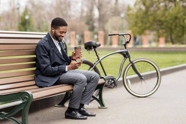 Pausa para café. Empresário feliz usando telefone ao lado da bicicleta — Fotografia de Stock