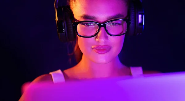 Gamer chica jugando videojuego, con auriculares — Foto de Stock