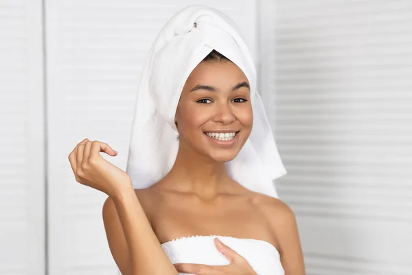 Joven dama sonriendo en cámara de pie en el baño después de la ducha — Foto de Stock