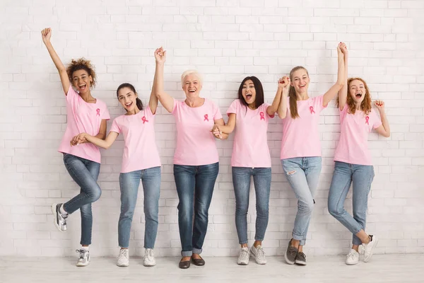 T-shirts Diverse Ladies In Breast Cancer Célébration du succès intérieur — Photo