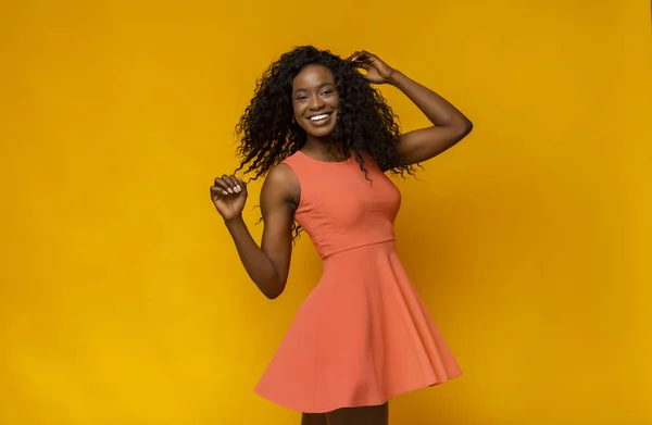 Joyful african girl in summer dress turning around — Stock Photo, Image