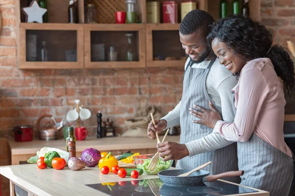 Allegro nero famiglia cucina cena insieme in cucina — Foto Stock