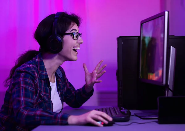 Gewonnenes Spiel. Mädchen spielt Online-Spiel auf dem Computer — Stockfoto