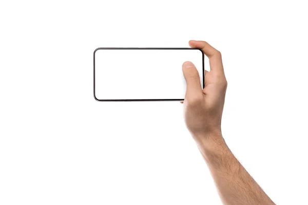 Мужчина держит смартфон с белым чистым экраном — стоковое фото
