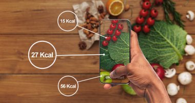 Afrikalı adam cep telefonu tutan ve gıda fotoğraf çekmek
