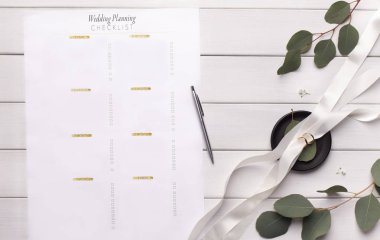 Beyaz ahşap öğeleri ile Düğün planlama kontrol listesi