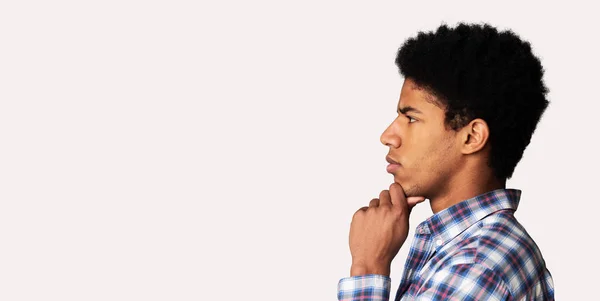 Beyaz arka plan üzerinde düşünceli afro adam profil portre — Stok fotoğraf
