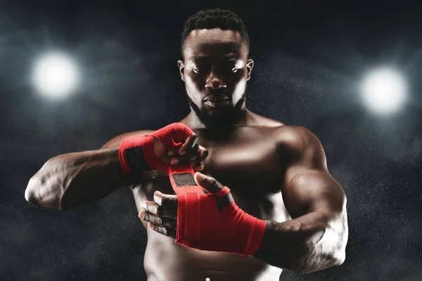 Últimos preparativos antes de una gran pelea, boxeador en la arena — Foto de Stock