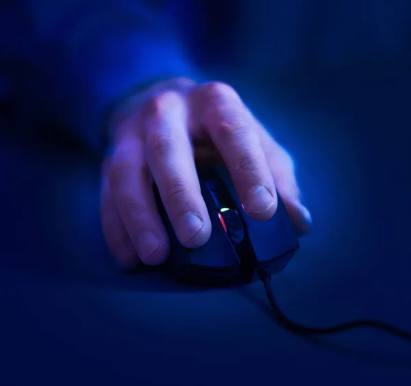 Giocatore maschio mano sul mouse del computer, raccolto — Foto Stock