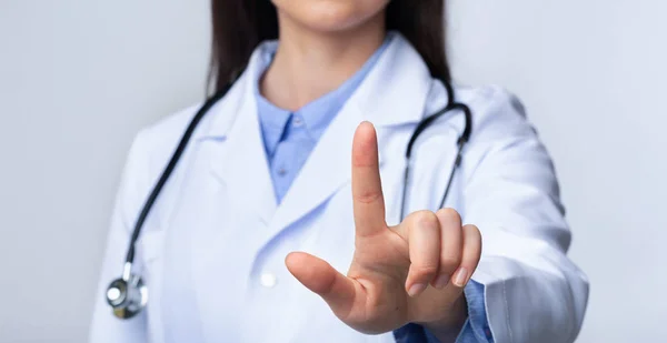 Onherkenbaar arts vrouw indrukken toets op onzichtbare touchscreen, witte achtergrond — Stockfoto