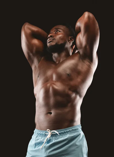 Artistischer Bodybuilder zeigt seinen Bauch und seine Schenkel — Stockfoto