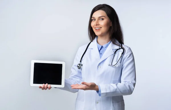 Lächelnder Medizinstudent mit Tablet-Präsentation, Studioaufnahme — Stockfoto