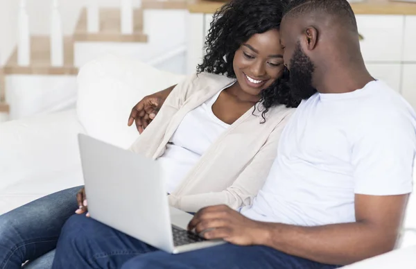 Zwart paar uitgaven weekend samen, kijken naar film op laptop — Stockfoto