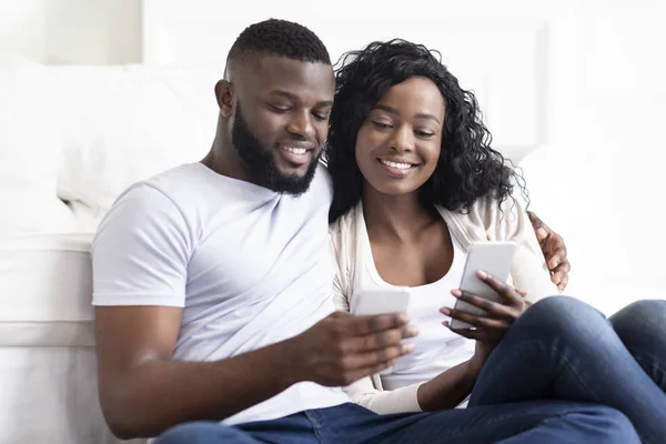 남자 친구 와 여자 친구 읽기 메시지 에 각각의 다른 휴대 전화 — 스톡 사진