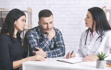 Üzgün düşünceli adam, klinikte doktor dinlerken, kötü teşhis duydum