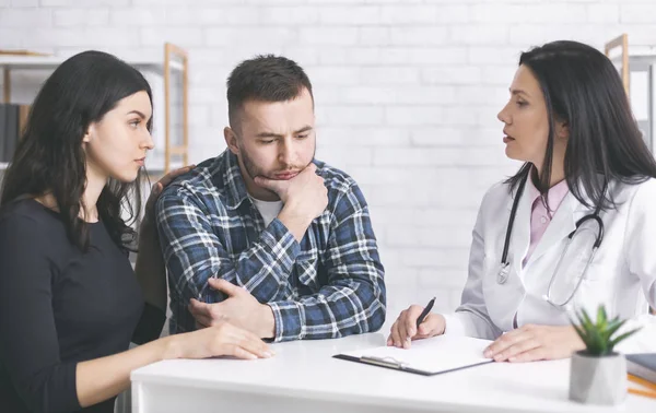 Upprörd tankeväckande man hörde dålig diagnosys, lyssnar på läkare på kliniken — Stockfoto